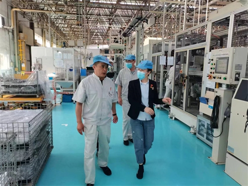 太原市东安发动机学校领导看望学生