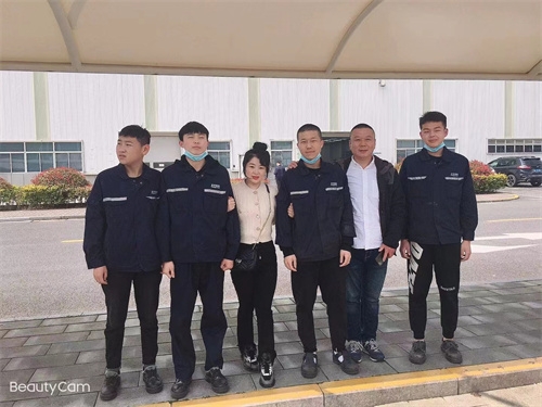 学校领导到企业看望就业生