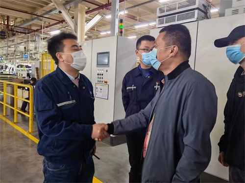学校领导到企业看望就业生