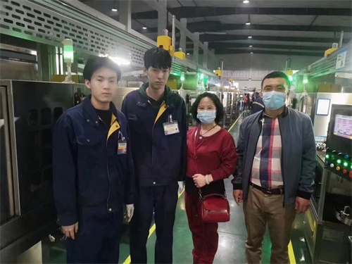 学校领导到企业看望就业生