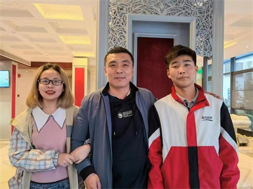 学校领导到企业看望就业生