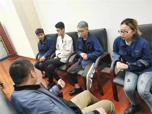 学校领导到企业看望就业生