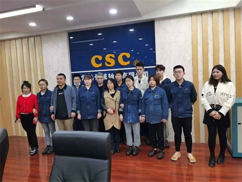 学校领导到企业看望就业生