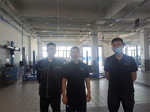 校领导到企业看望汽修就业学生