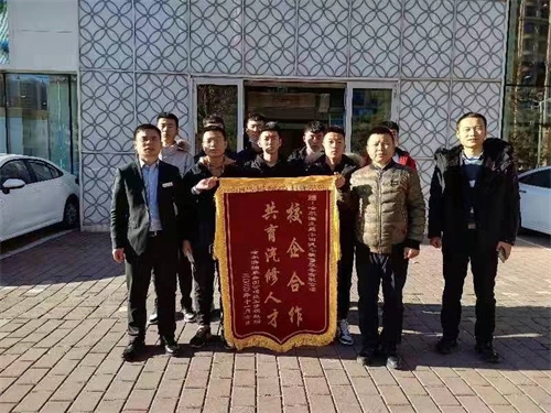 校领导到企业看望汽修就业学生