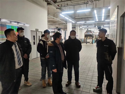 校领导到企业看望汽修就业学生
