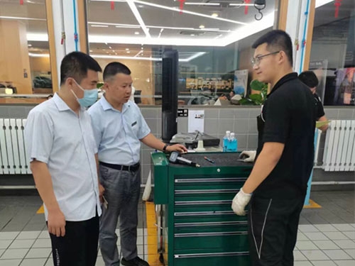 学校领导看望19汽修就业学生