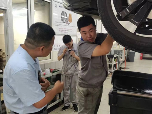 校领导看望19届就业生